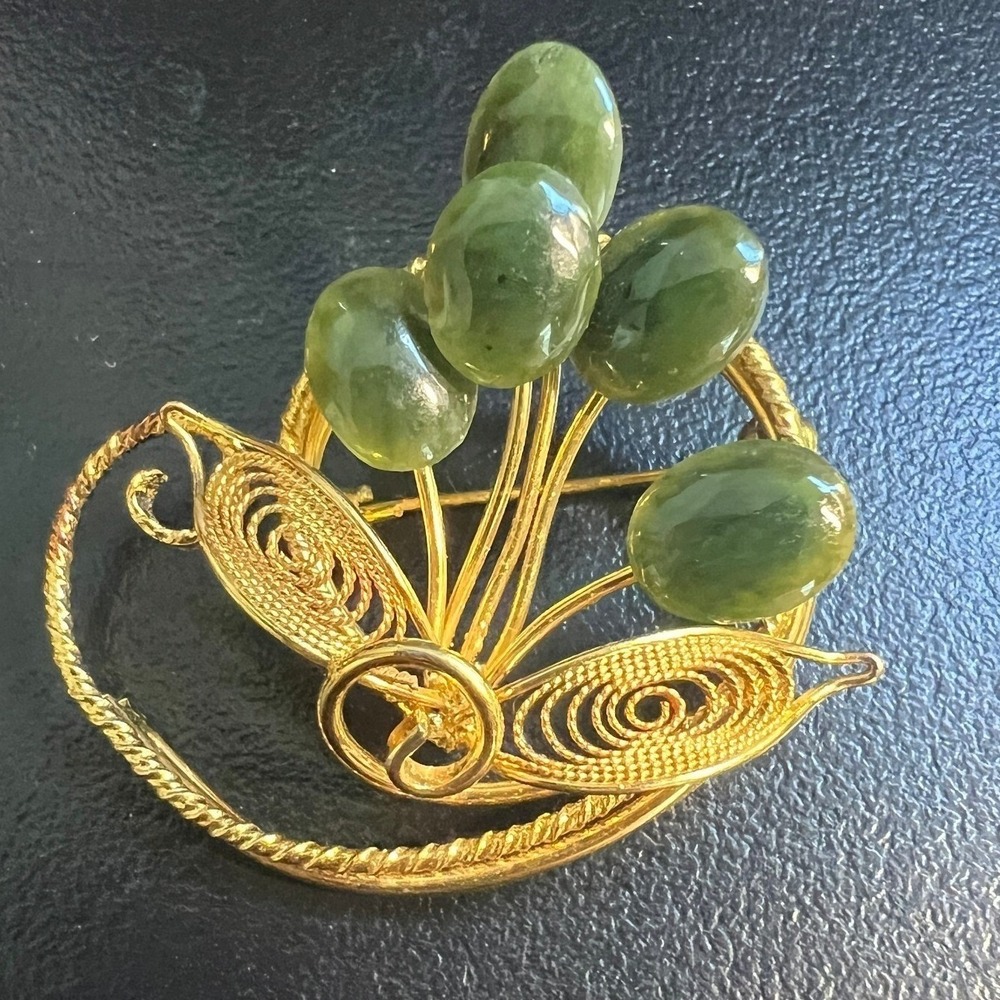 Vintage Jadeite Flower Brooch Gold Tone‎ Open Metalwork Leaves